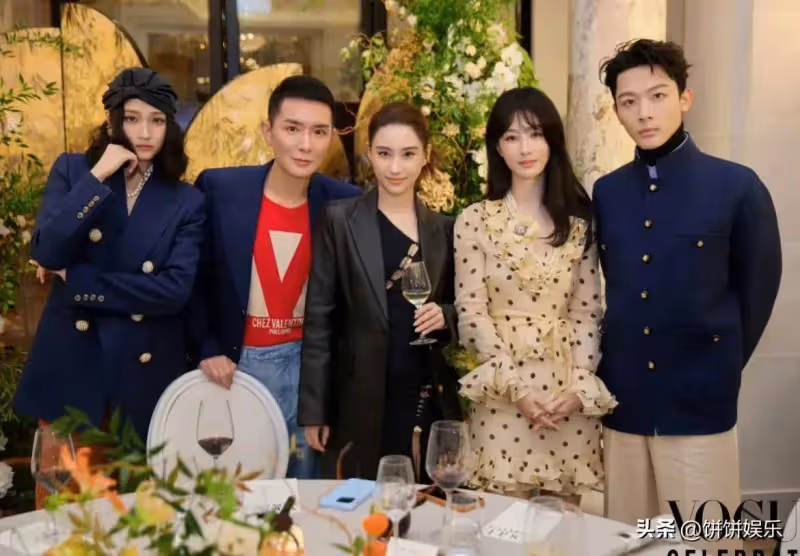 何超蓮曬vogue合影,與黎姿林允關曉彤貼貼,與異母弟弟關係親密