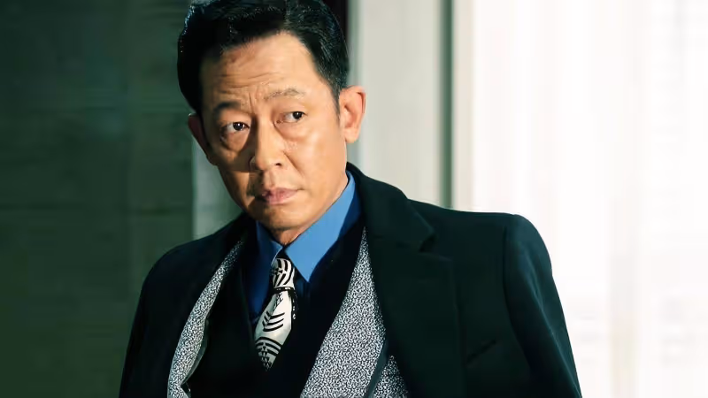58歲王志文斷崖式衰老,富婆嬌妻卻依舊漂亮,與15歲兒子像爺孫