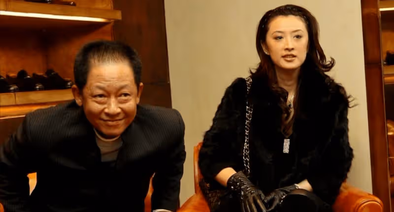 58歲王志文斷崖式衰老,富婆嬌妻卻依舊漂亮,與15歲兒子像爺孫