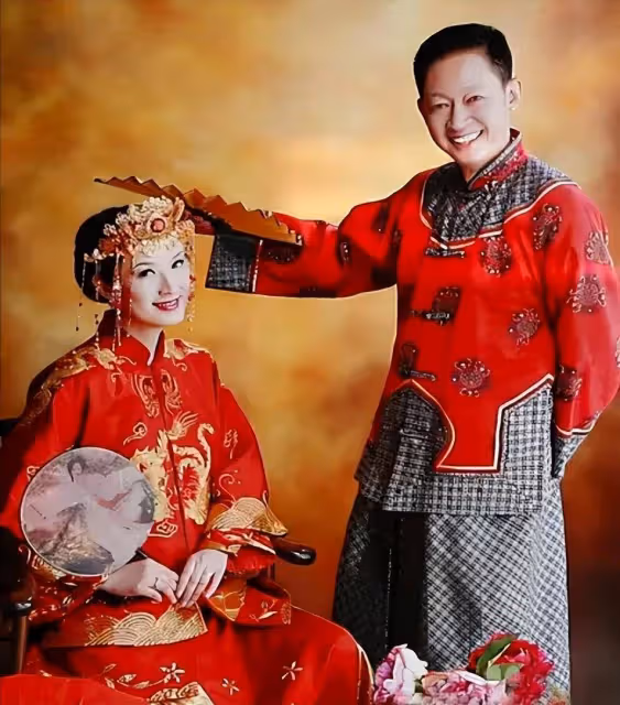 58歲王志文斷崖式衰老,富婆嬌妻卻依舊漂亮,與15歲兒子像爺孫