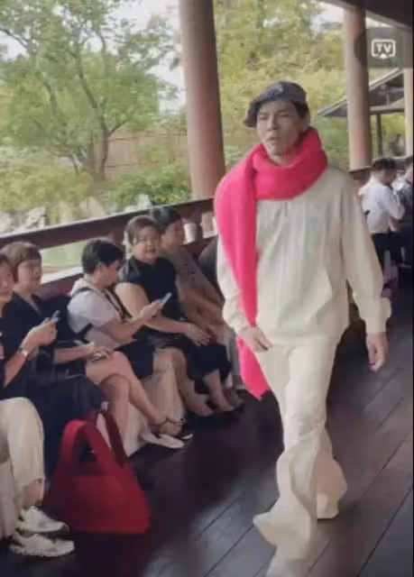 向佐火力全開現身走秀,本想裝做高冷被粉絲一秒破防,強忍住沒笑