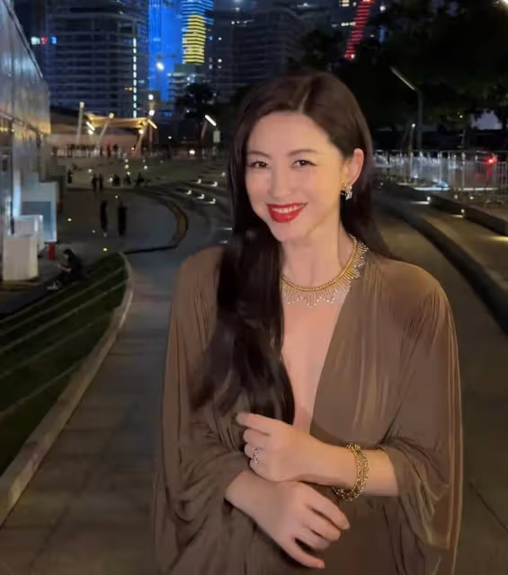 朱珠身穿性感長裙參加活動，半露酥胸太美了，玩性感還得是朱珠