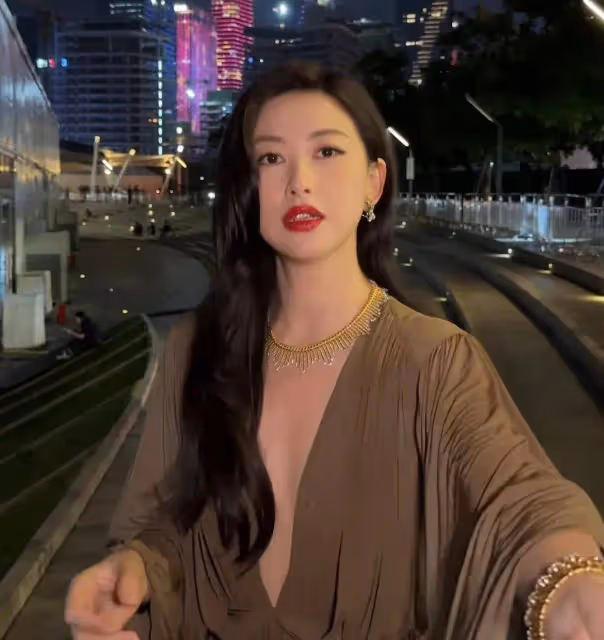 朱珠身穿性感長裙參加活動，半露酥胸太美了，玩性感還得是朱珠