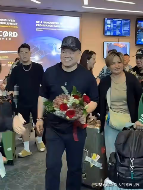 德雲社岳雲鵬美國巡演,又與女觀眾深情對唱,還被女觀眾挑逗