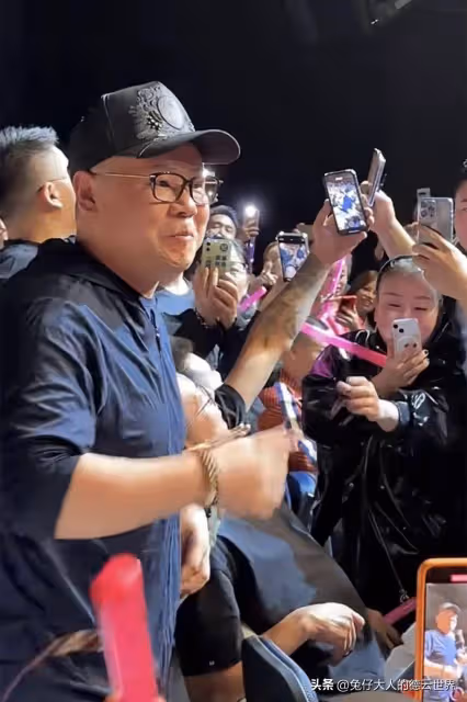 德雲社岳雲鵬美國巡演,又與女觀眾深情對唱,還被女觀眾挑逗