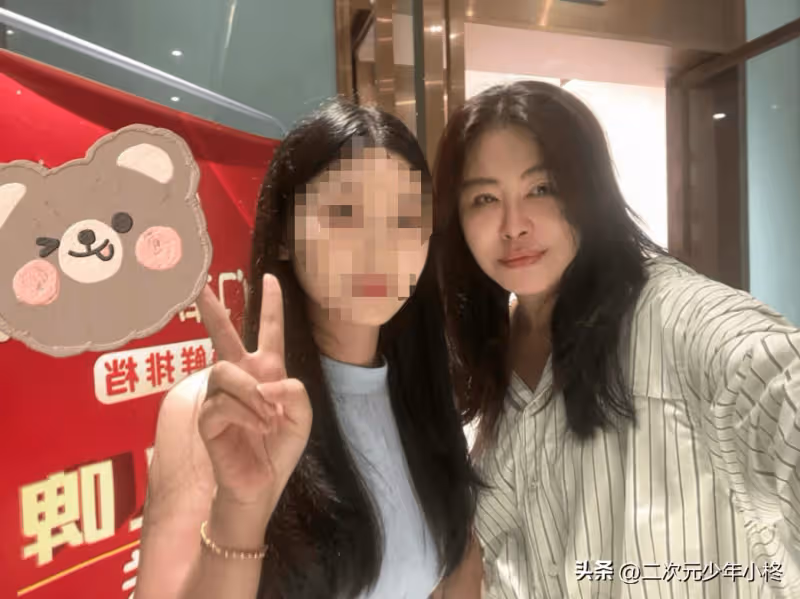 57歲王祖賢現身廈門!淡妝出鏡氣質出眾,和粉絲同框合照接地氣!