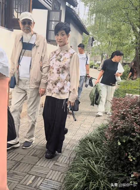 56歲陳法蓉現身歇馬橋,被原相機懟臉拍,真實顏值曝光,斷崖衰老
