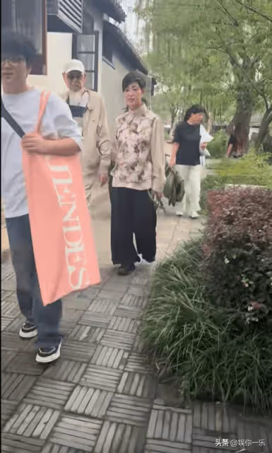 56歲陳法蓉現身歇馬橋,被原相機懟臉拍,真實顏值曝光,斷崖衰老