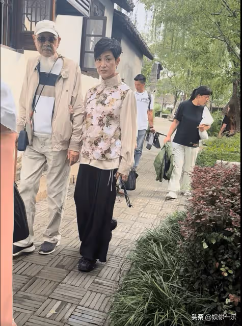 56歲陳法蓉現身歇馬橋,被原相機懟臉拍,真實顏值曝光,斷崖衰老