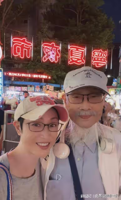56歲陳法蓉現身歇馬橋,被原相機懟臉拍,真實顏值曝光,斷崖衰老