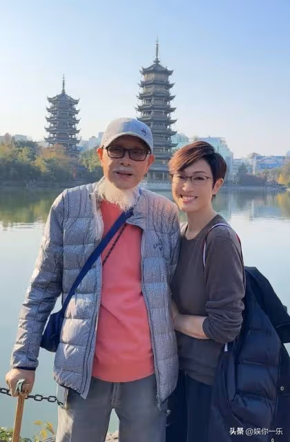 56歲陳法蓉現身歇馬橋,被原相機懟臉拍,真實顏值曝光,斷崖衰老