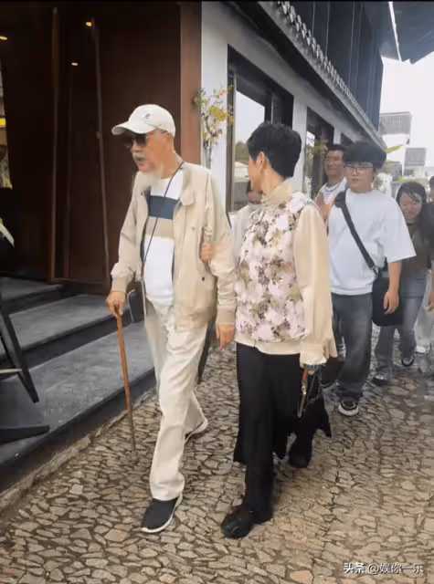 56歲陳法蓉現身歇馬橋,被原相機懟臉拍,真實顏值曝光,斷崖衰老