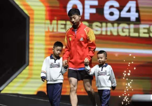 馬龍36歲生日,和妻子夏露義大利遊玩被偶遇,兩人情侶穿搭好恩愛
