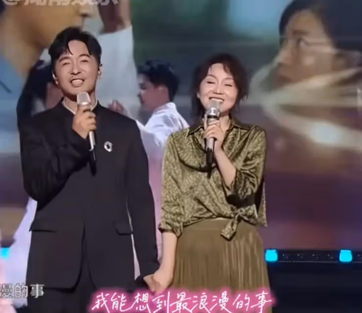 人到中年閆妮狀態越來越好,全程毫無壓力讓人羨慕,53歲沒皺紋