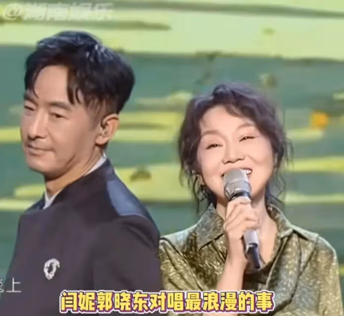 人到中年閆妮狀態越來越好,全程毫無壓力讓人羨慕,53歲沒皺紋