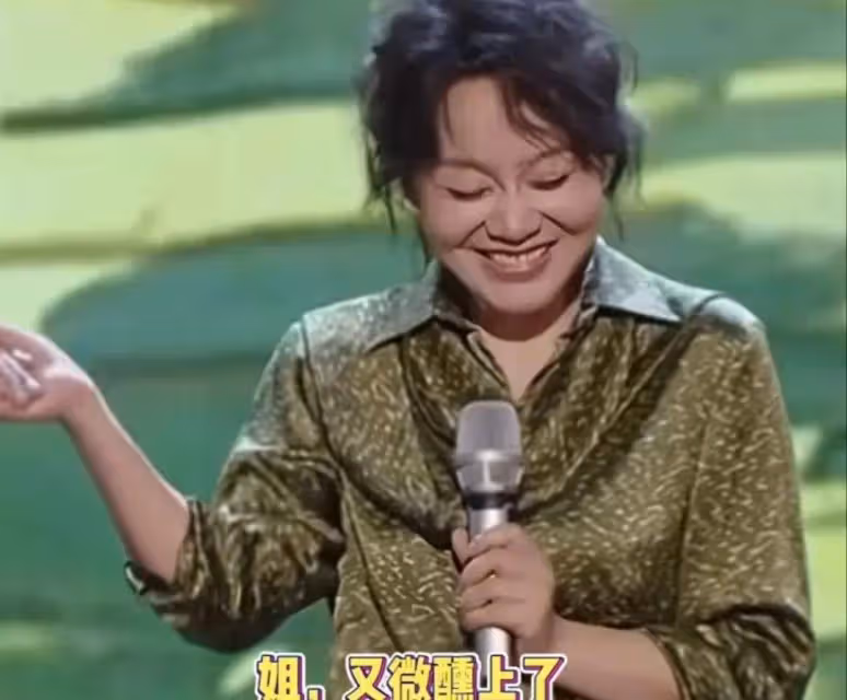 人到中年閆妮狀態越來越好,全程毫無壓力讓人羨慕,53歲沒皺紋