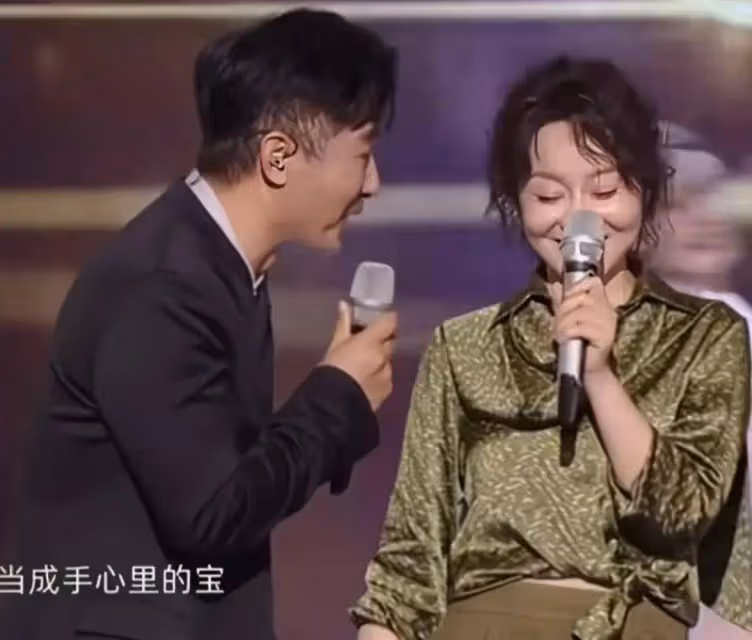人到中年閆妮狀態越來越好,全程毫無壓力讓人羨慕,53歲沒皺紋
