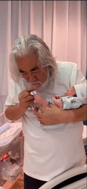 73歲張紀中四胎得女,親吻女兒小腳丫,一家六口合照超幸福