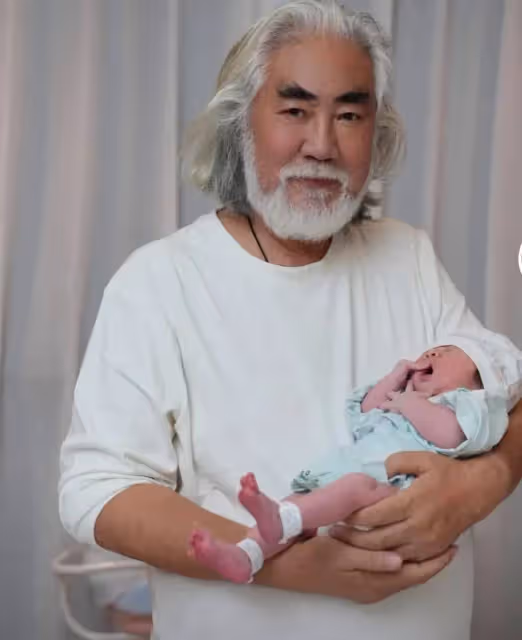 73歲張紀中四胎得女,親吻女兒小腳丫,一家六口合照超幸福