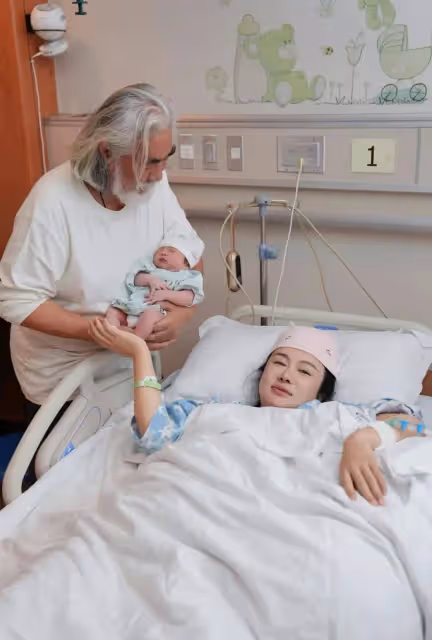 73歲張紀中四胎得女,親吻女兒小腳丫,一家六口合照超幸福