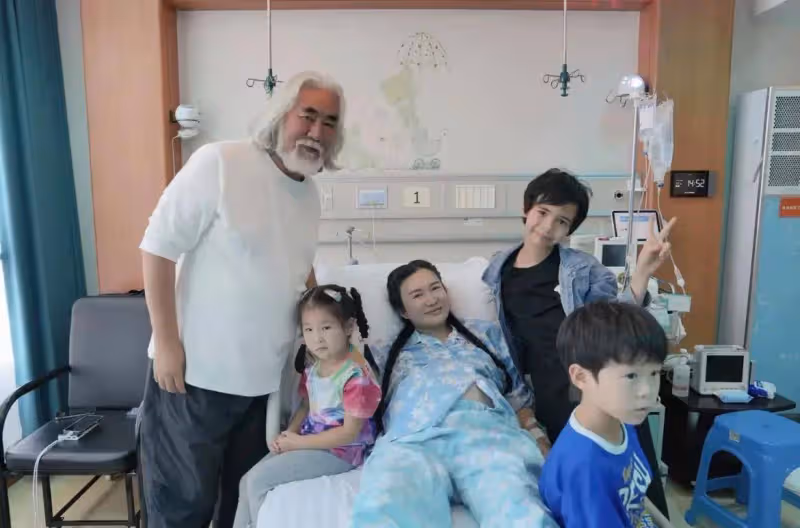 73歲張紀中四胎得女,親吻女兒小腳丫,一家六口合照超幸福