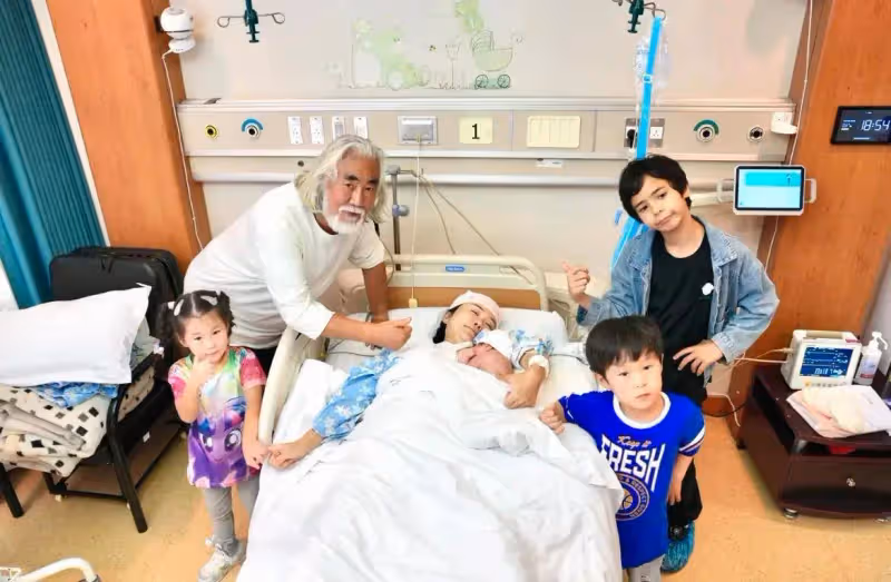 73歲張紀中四胎得女，親吻女兒小腳丫，一家六口合照超幸福