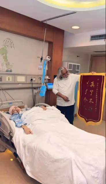 73歲張紀中四胎得女，親吻女兒小腳丫，一家六口合照超幸福