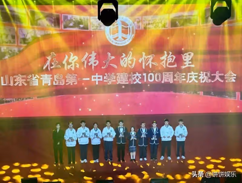 黃曉明回母校參加校慶,依舊備受熱捧,葉珂敗的名聲他靠慈善挽回