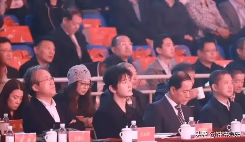 黃曉明回母校參加校慶,依舊備受熱捧,葉珂敗的名聲他靠慈善挽回