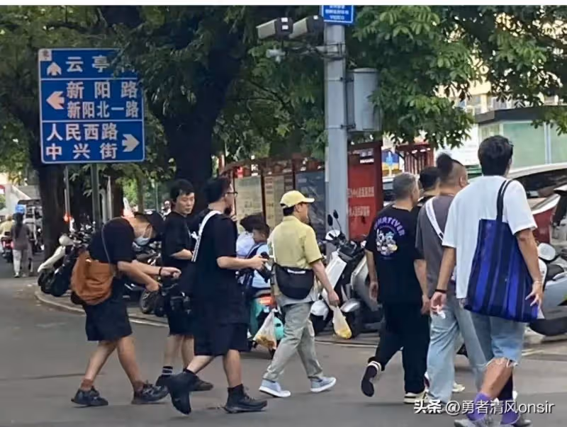 張信哲南寧被偶遇,坐路邊吃小吃好接地氣,57歲穿搭年輕依舊帥氣