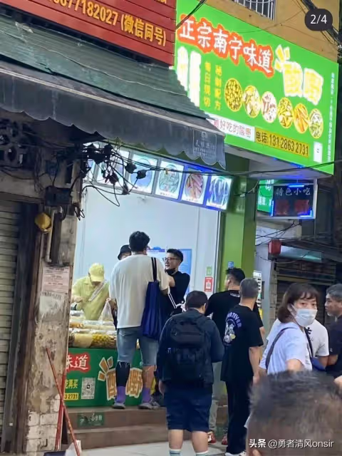 張信哲南寧被偶遇,坐路邊吃小吃好接地氣,57歲穿搭年輕依舊帥氣