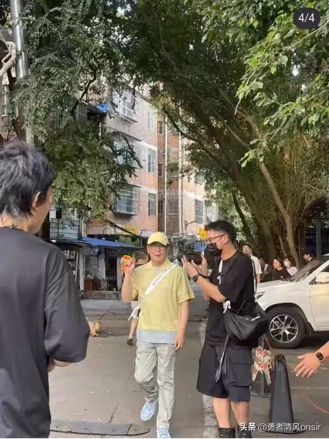 張信哲南寧被偶遇,坐路邊吃小吃好接地氣,57歲穿搭年輕依舊帥氣