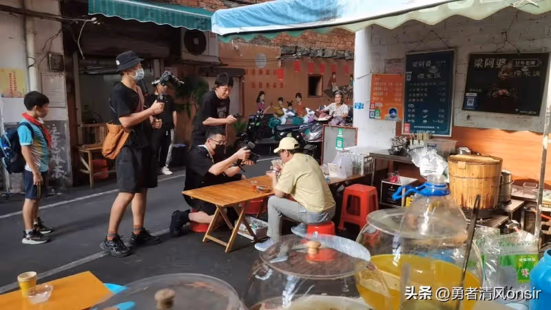 張信哲南寧被偶遇,坐路邊吃小吃好接地氣,57歲穿搭年輕依舊帥氣