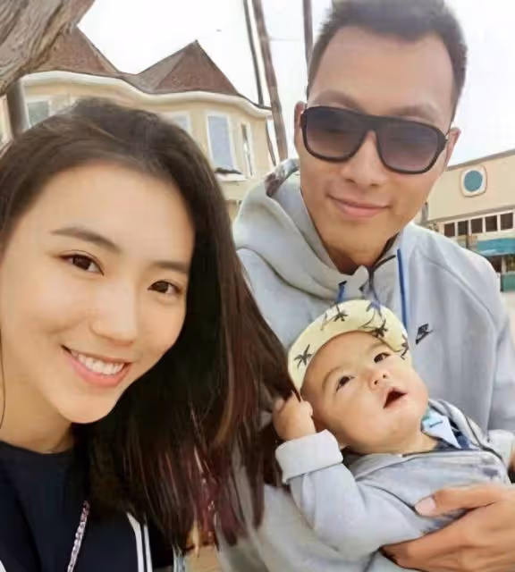 易建聯24小時不回應!又曝出新合照,歌廳內玩手機,旁邊美女顯眼
