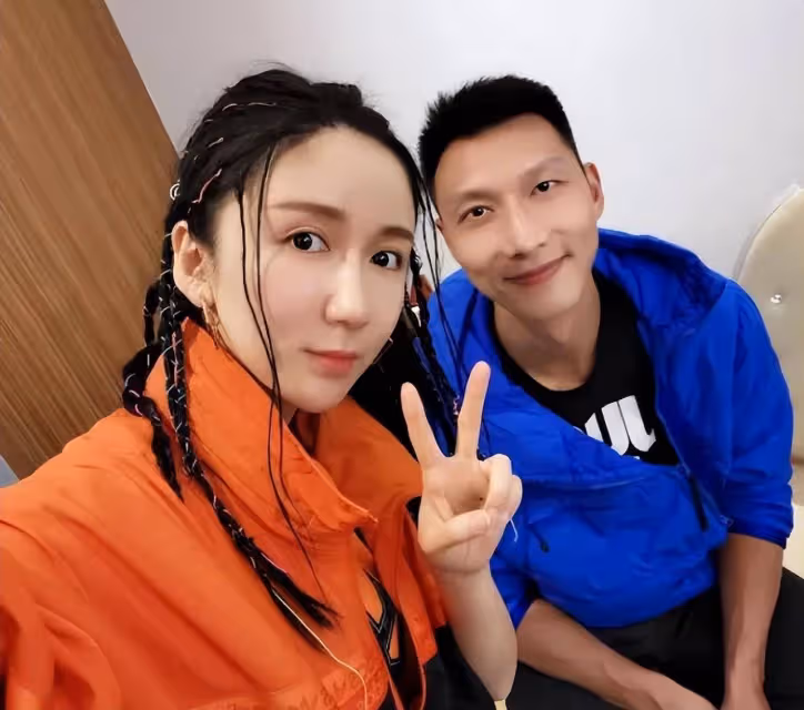 易建聯24小時不回應!又曝出新合照,歌廳內玩手機,旁邊美女顯眼
