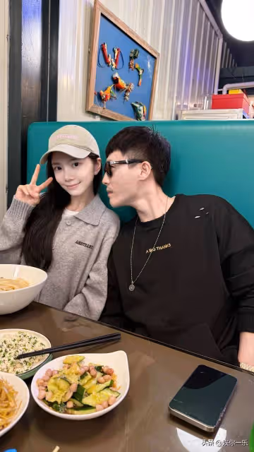 杜淳罕見帶老婆出門過二人世界,好粘人,靠她肩膀上,戴墨鏡耍酷