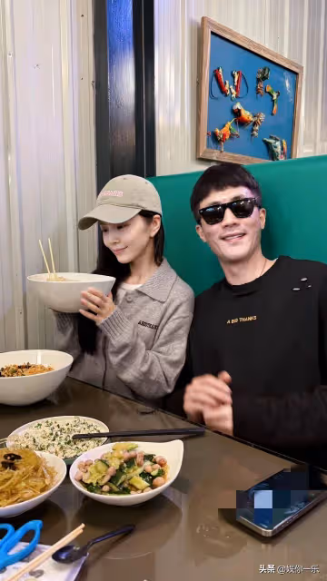 杜淳罕見帶老婆出門過二人世界,好粘人,靠她肩膀上,戴墨鏡耍酷