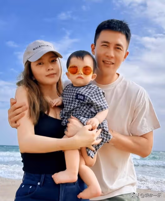 杜淳罕見帶老婆出門過二人世界,好粘人,靠她肩膀上,戴墨鏡耍酷