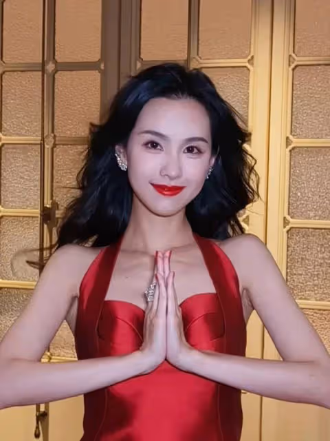 港風陳都靈殺回來了!她穿紅裙露事業線身材曼妙性感撩人