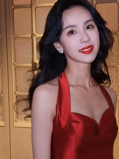 港風陳都靈殺回來了!她穿紅裙露事業線身材曼妙性感撩人