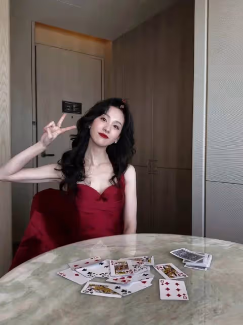 港風陳都靈殺回來了!她穿紅裙露事業線身材曼妙性感撩人