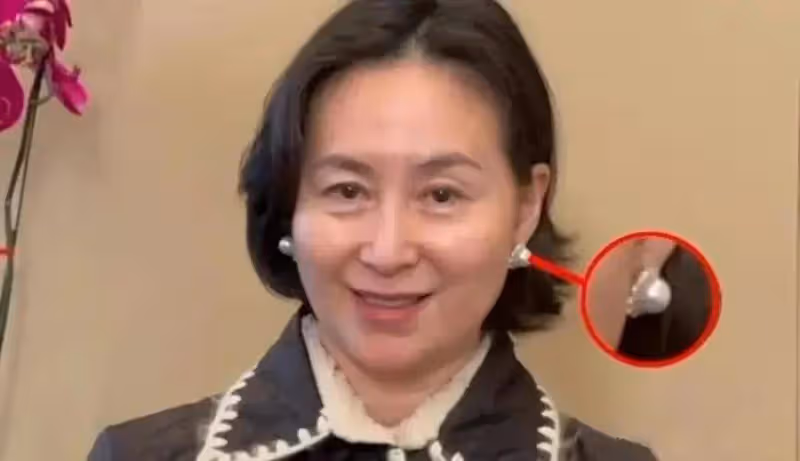 何超瓊現身美高梅參加澳門崇德社十周年慈善晚宴,戴新耳環氣質好