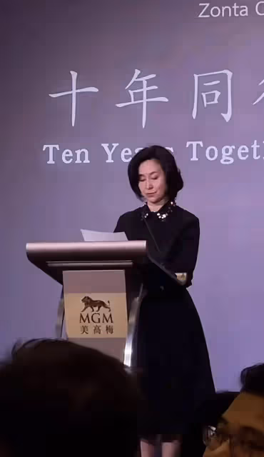 何超瓊現身美高梅參加澳門崇德社十周年慈善晚宴,戴新耳環氣質好