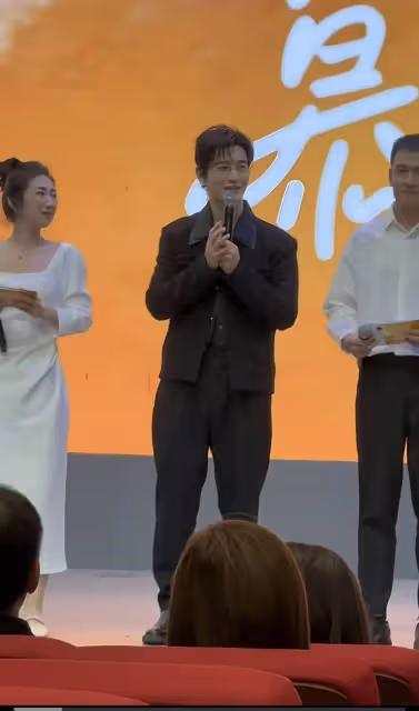 黃曉明好深情,首度回應葉珂遭調侃,稱完全不在乎能讓網友笑很好