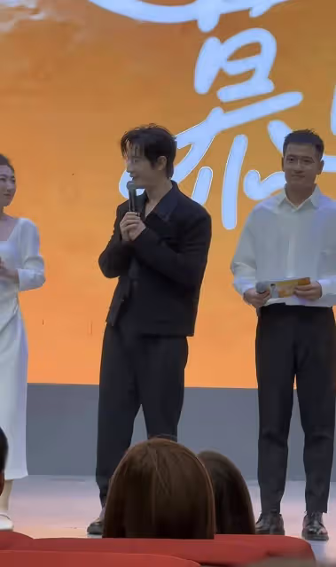 黃曉明好深情,首度回應葉珂遭調侃,稱完全不在乎能讓網友笑很好