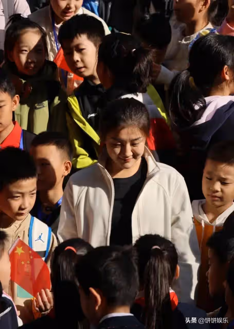 陳夢新動態,回到山東跟小朋友一起打桌球,笑顏如花的夢姐好漂亮