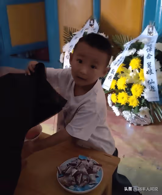 30歲網紅「寸丫頭」追悼會!4歲兒子撫摸骨灰盒:哭著喊媽媽呢