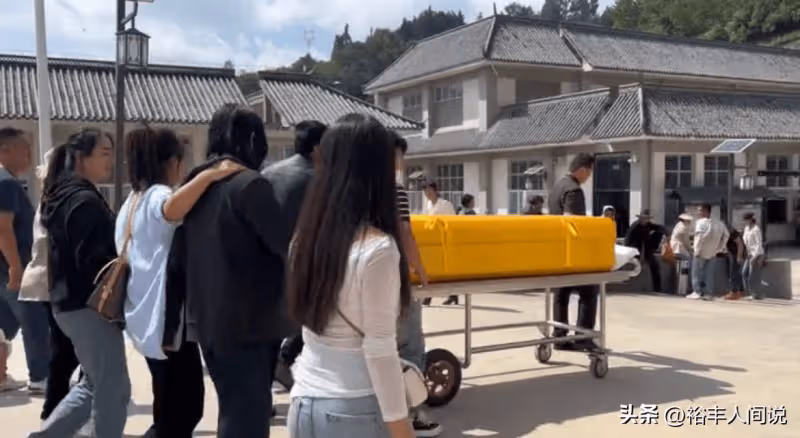 30歲網紅「寸丫頭」追悼會!4歲兒子撫摸骨灰盒:哭著喊媽媽呢