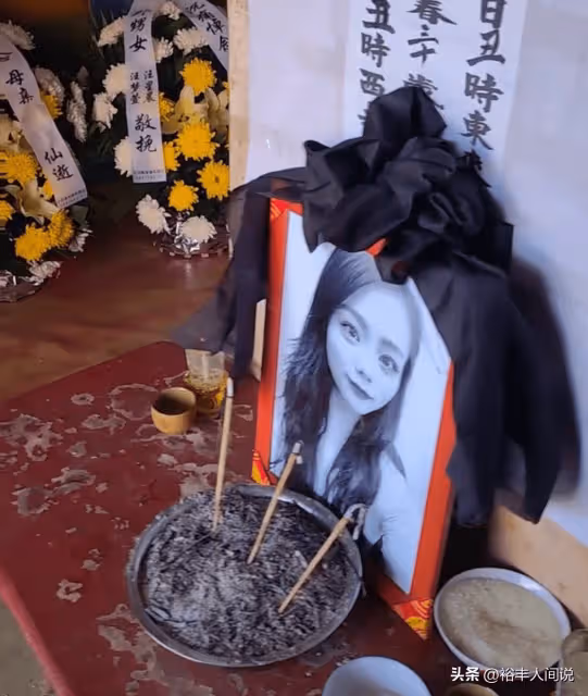 30歲網紅「寸丫頭」追悼會！4歲兒子撫摸骨灰盒：哭著喊媽媽呢