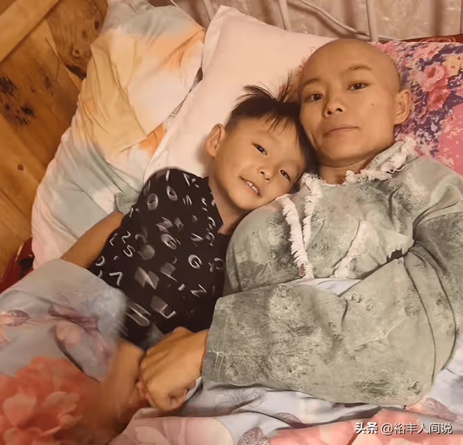 30歲網紅「寸丫頭」追悼會！4歲兒子撫摸骨灰盒：哭著喊媽媽呢